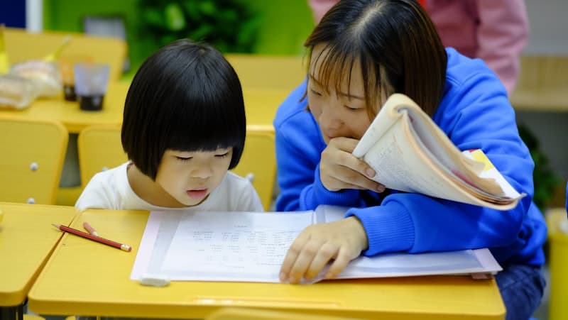 孩子在教室互動
